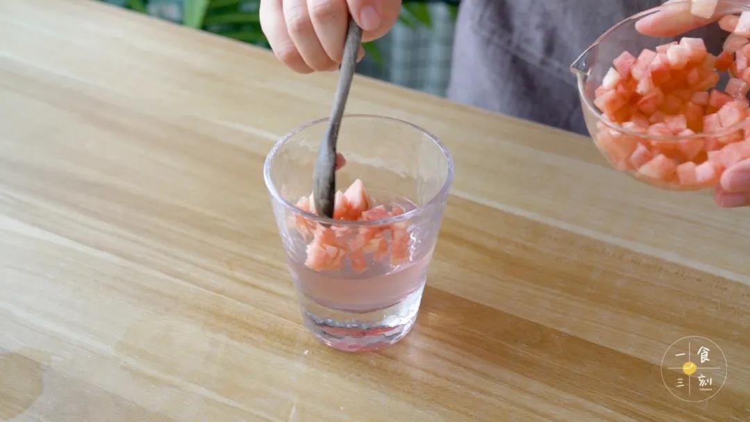 杯中果冻凝固后，铺入桃肉