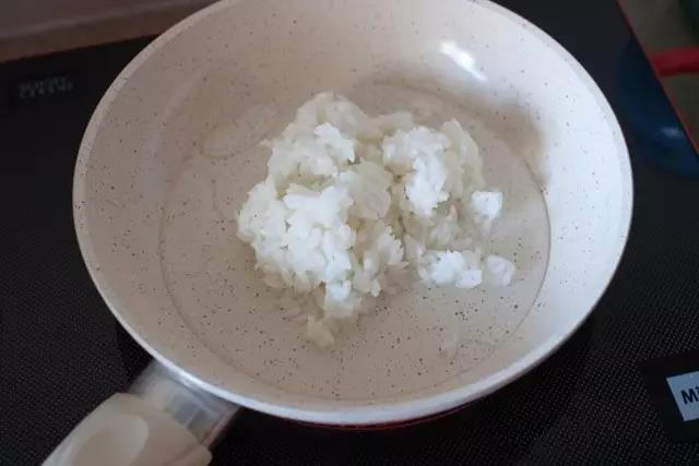 锅内放适量水，倒入大米饭。