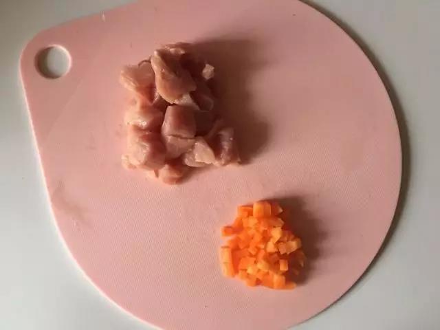 猪肉洗净，把猪肉和胡萝卜分别切小块。
