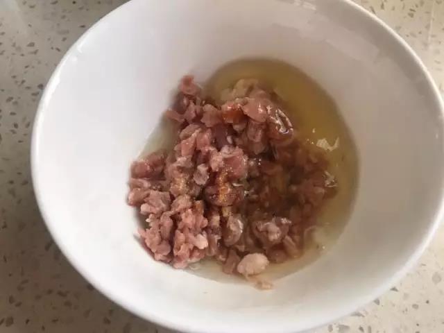 第1步：提前一晚将大米、糯米洗净预约至早上煮熟。牛肉切成肉糜、加入生姜和半个蛋清腌制10分钟。