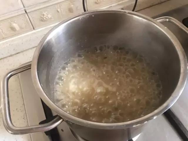 第5步：白粥煮开后加入炒好的牛肉香菇，煮10分钟。