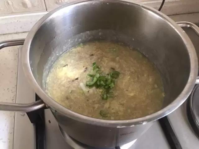第6步：将剩余的蛋清蛋黄和另一个整蛋打散后慢慢加入粥中，倒的时候用筷子快速搅拌，呈蛋花状即可。关火焖1分钟左右，加入适量葱花即可出锅。