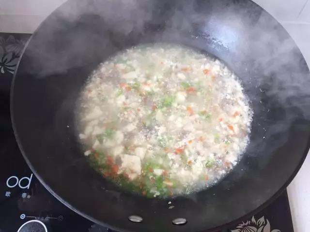 青椒和豆腐下锅煮1分钟。