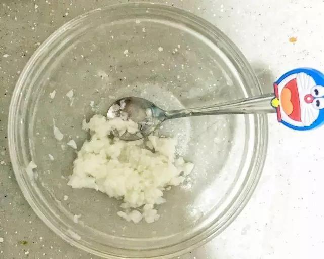 鳕鱼去皮去刺后按压成泥。