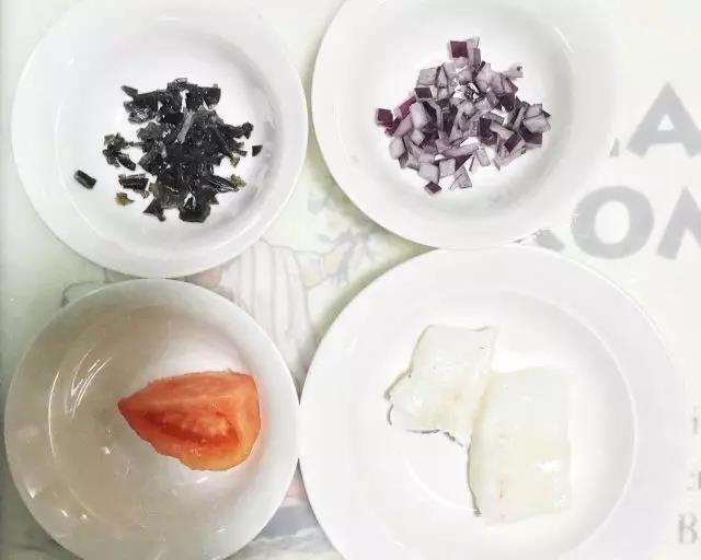 准备食材，鳕鱼提前柠檬腌制15分钟去腥，番茄去皮，木耳、洋葱切丁，所有食材入锅蒸10分钟取出。