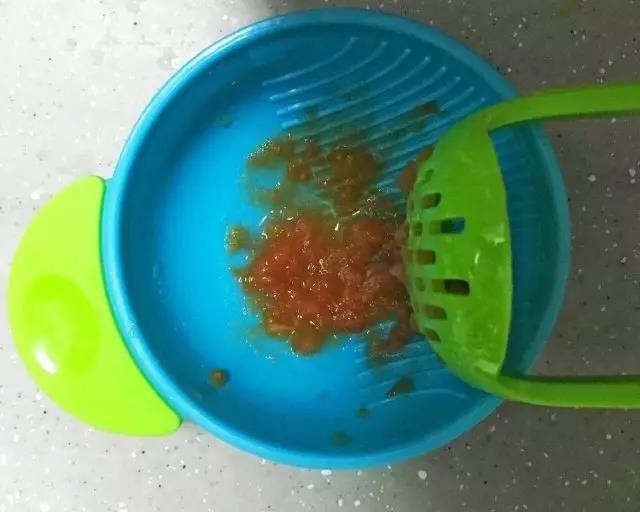 番茄用研磨碗研碎。