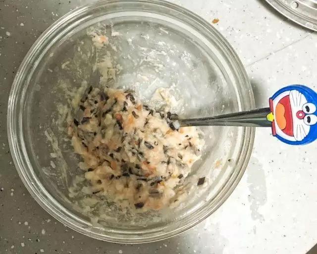 将鳕鱼泥、番茄泥、木耳、洋葱、面粉均匀搅拌成粘稠的面糊状。