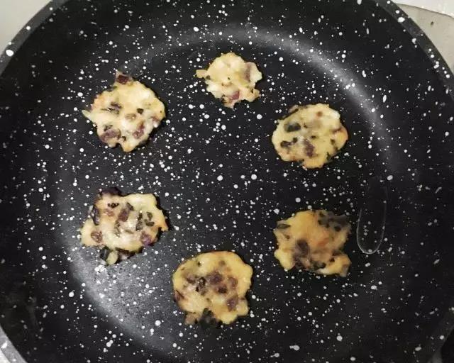 两面煎熟即可盛出。