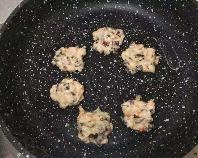 面糊入锅，不粘锅最小火加热，待底部能推动时翻面。