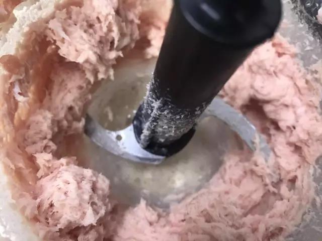搅打成如图所示的细腻肉馅。