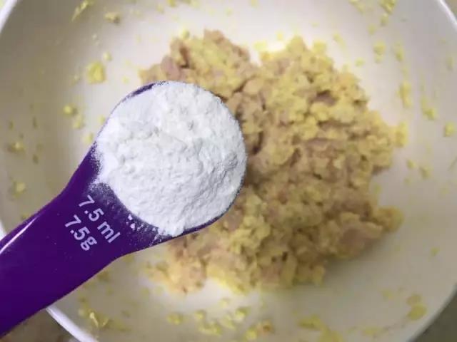 馅料中加入面粉。