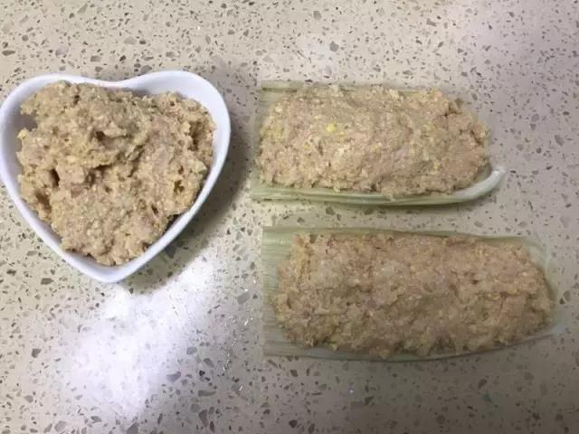取一片玉米叶，洗净后放入馅料。
