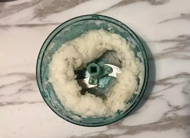 第3步：鳕鱼洗净，仔细剔除鱼刺，清理好之后用搅拌机打成泥。