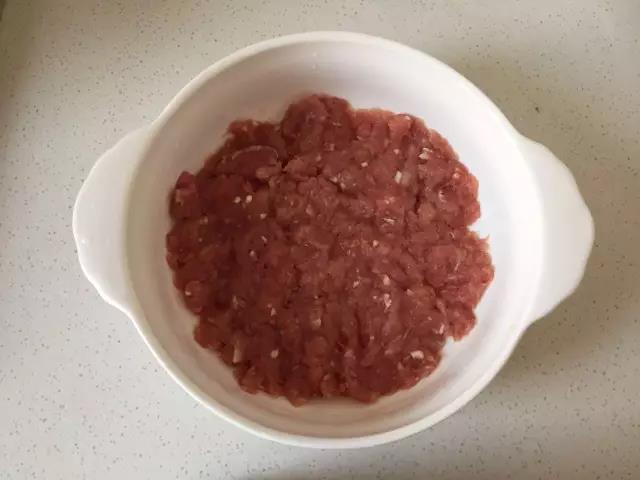 第2步：里脊肉剁碎用蒜末和少许盐腌渍半小时。