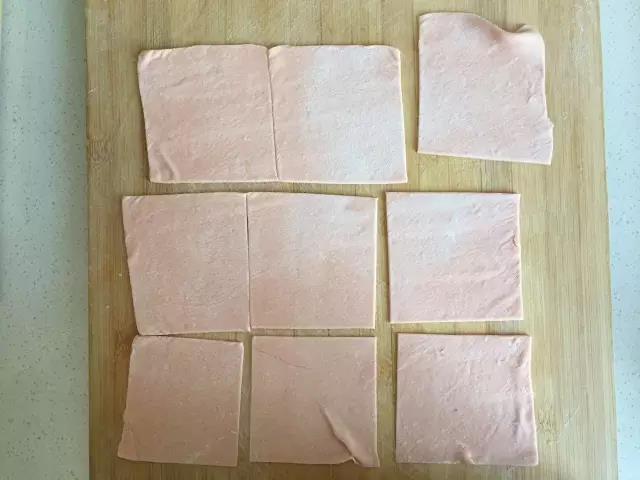 第6步：把醒好的面在案板上擀成面皮，切掉边缘不规则部分，切成5-6厘米见方的正方形。