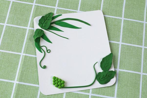 步骤4：在右下角也粘上叶子和花苞。