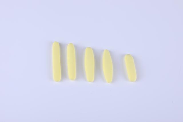 步骤1：我们来做一个法棍的冰箱贴，首先用黄色粘土揉出大小粗细不一的法棍面包来