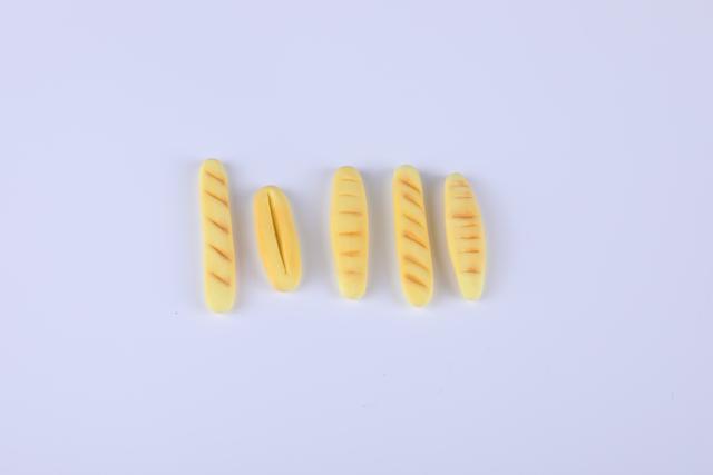 步骤3：涂上橘色的色粉，这样法棍就做好了。是不是很逼真？