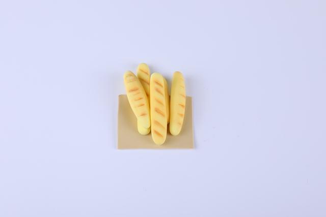 步骤5：把做好的法棍摆放在上面。