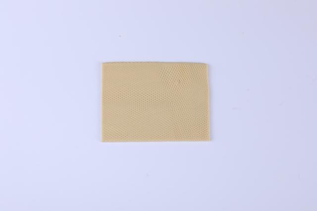 步骤4：然后我们来做纸袋，把浅棕色粘土压成薄片剪成一个长方形，并在上面压出浅浅的格子痕迹。