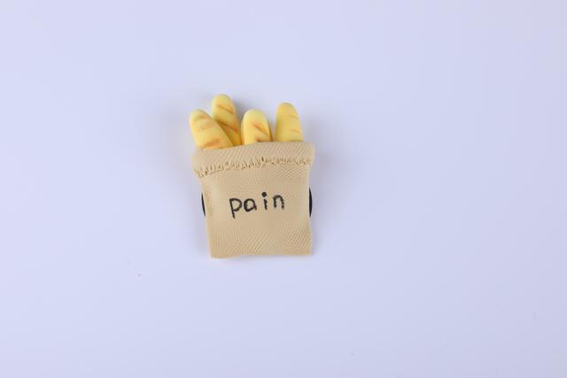 步骤10：把做好的法棍粘在磁贴上，这样冰箱贴就做好了。