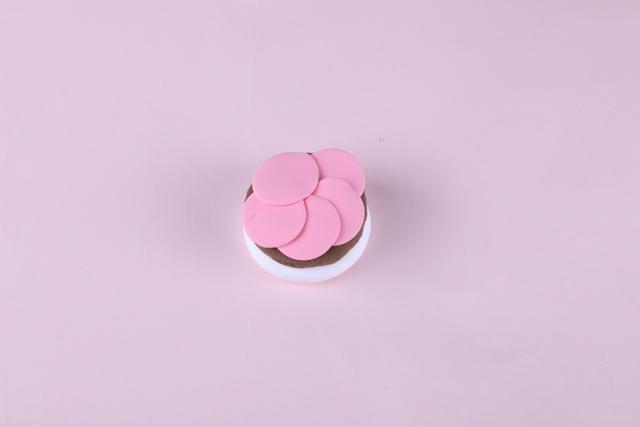 步骤3：用粉色粘土做一些小圆片按照上图的样子粘好，这是火腿片。