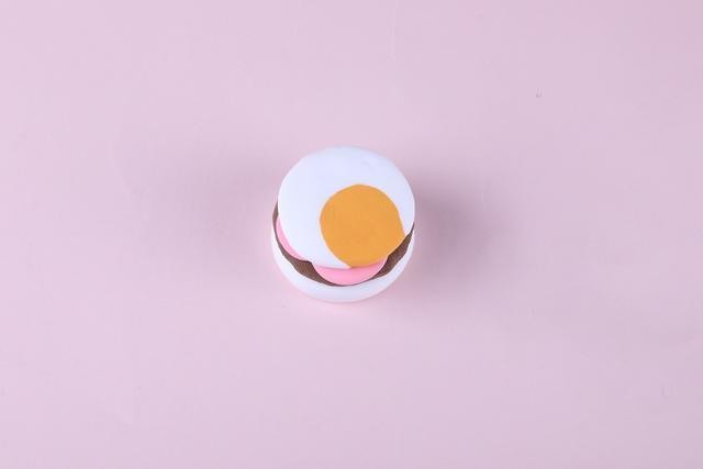步骤4：然后用白色粘土和黄色粘土做出煎蛋，粘在上面。