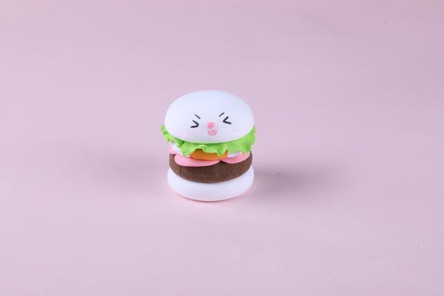 步骤8：然后用笔在面包胚上画出眼睛鼻子和嘴巴。