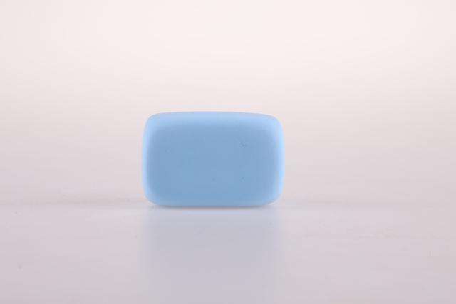 步骤1：首先用蓝色粘土做一个长方体。