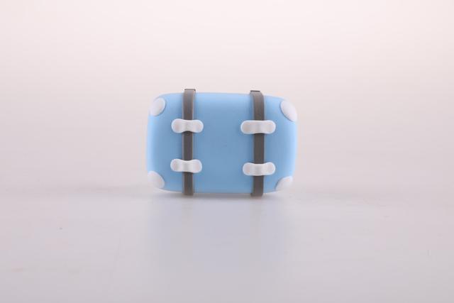 步骤3：按照上图的样子做出行李箱上面的装饰。