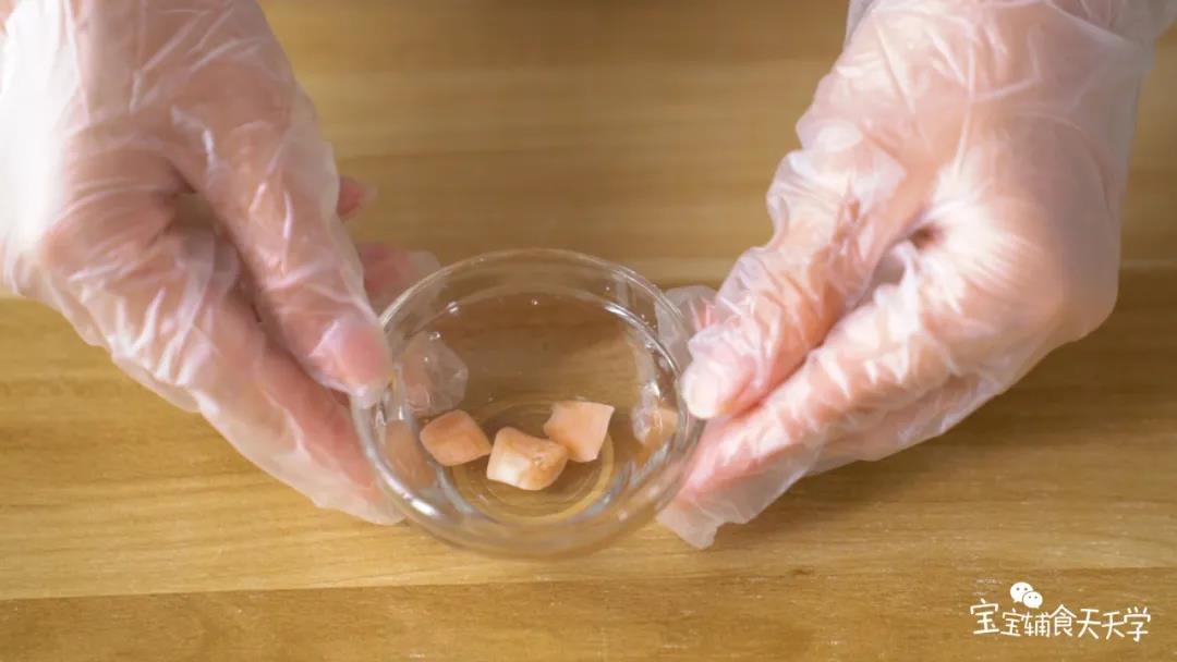 干贝浸泡后沥干，撕成丝备用