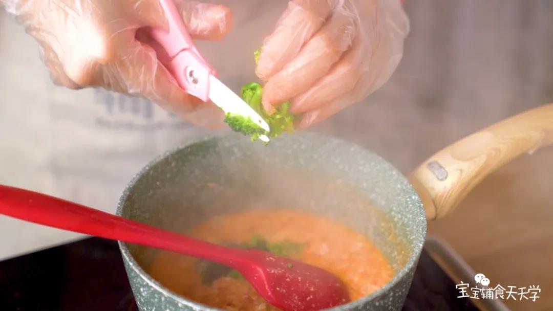 最后放入焯过水的西兰花碎，再煮1分钟就好啦