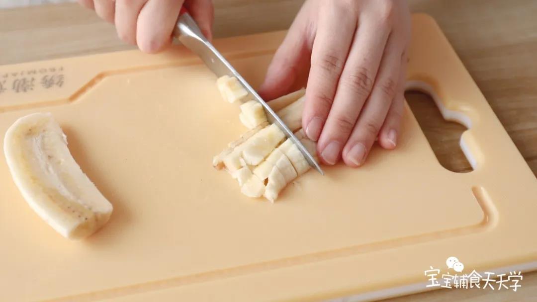 把香蕉去皮切粒
