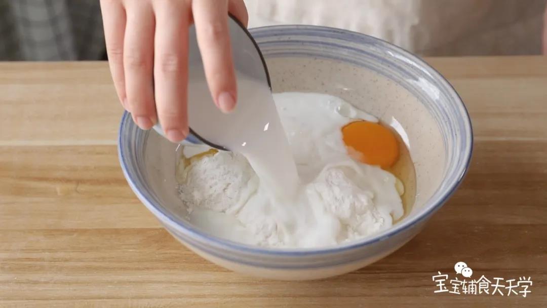 松饼粉加入牛奶、鸡蛋，搅拌顺滑