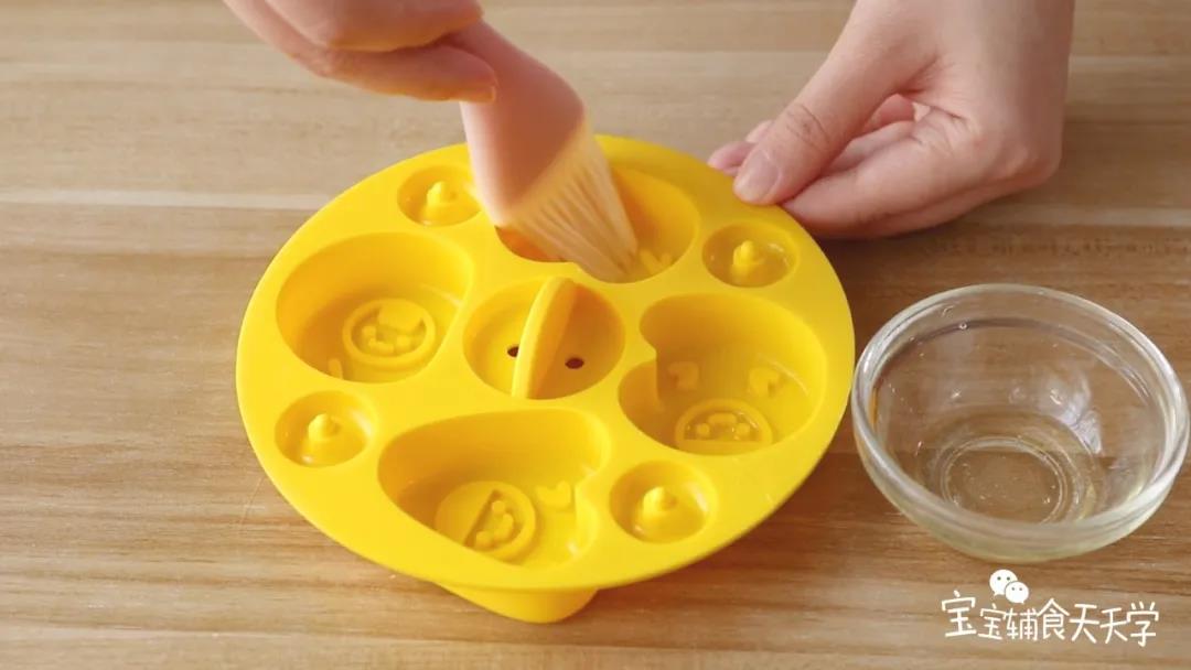 模具涂油，预热烤箱160度