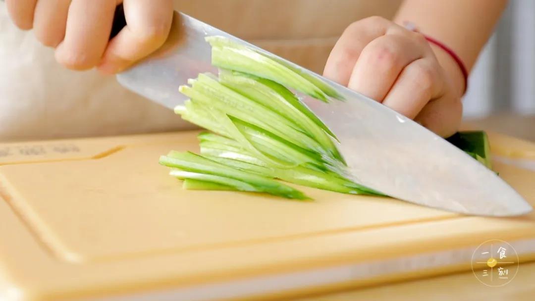 黄瓜、胡萝卜切细丝