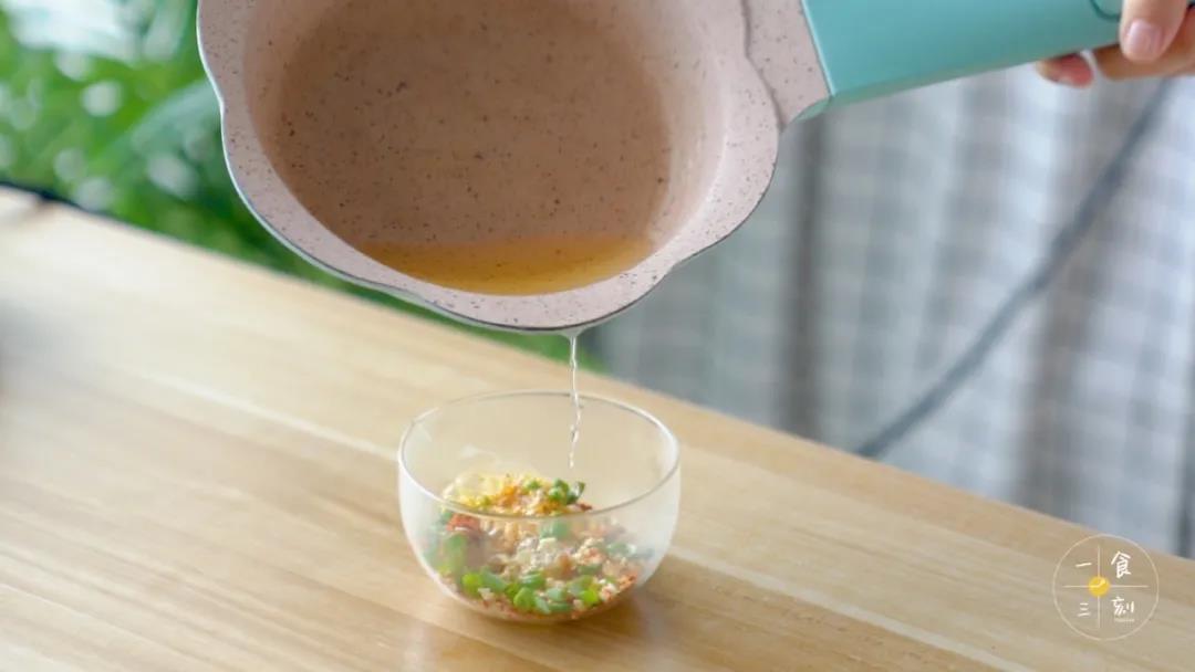 热油泼到碗中，激发香味