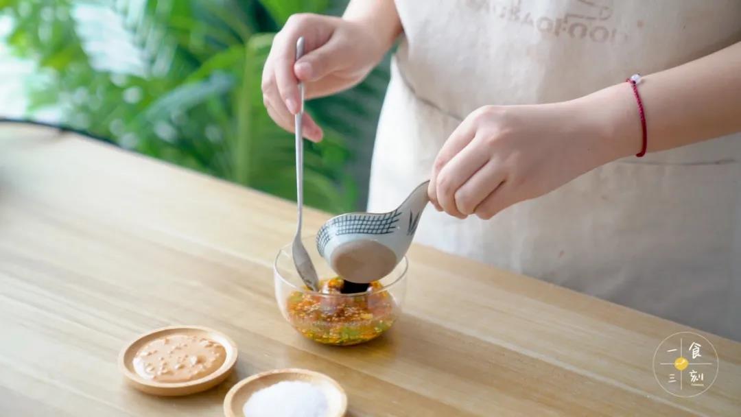 加入以下食材：白砂糖、生抽、陈醋、花生酱，搅拌均匀