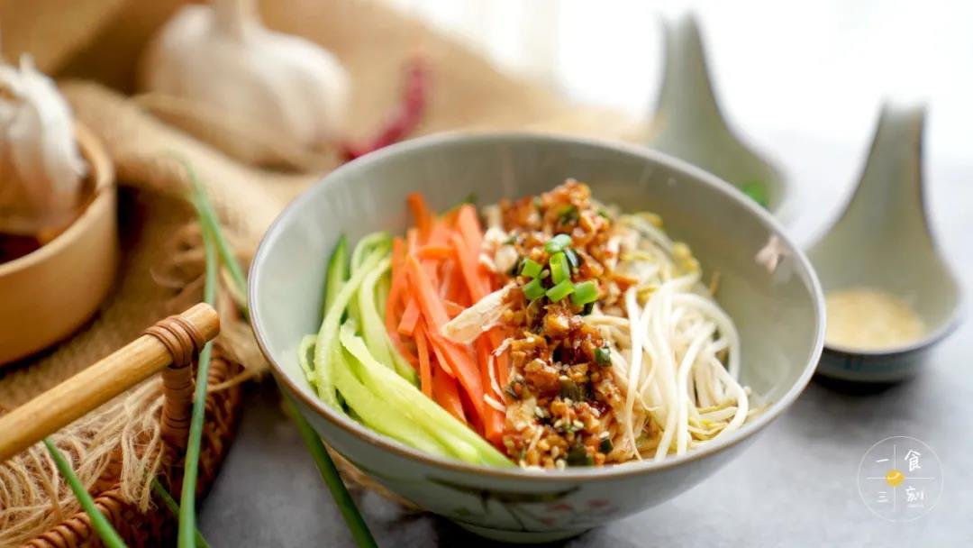 面条爽滑，酱香扑鼻，配菜各有千秋，看似复杂的一道菜，最后的味道却能很好地融合在一起。
