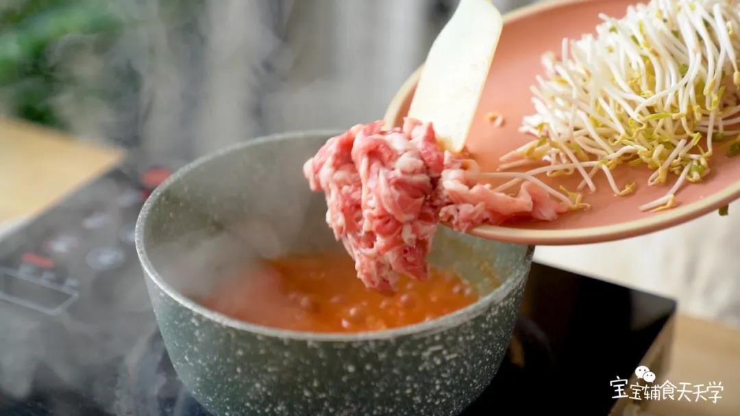 加入肥牛和豆芽，煮至熟透、入味