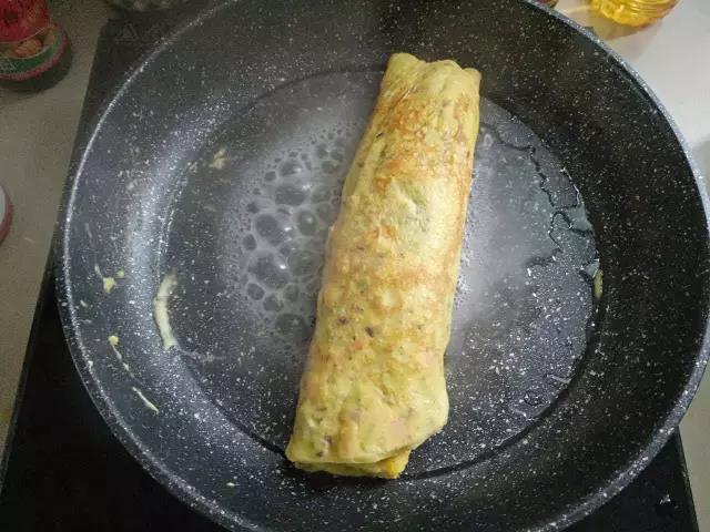 重复以上步骤将剩下的蛋液用完，然后倒入少许水，盖上锅盖小火焖3-5分钟，出锅切块即可。