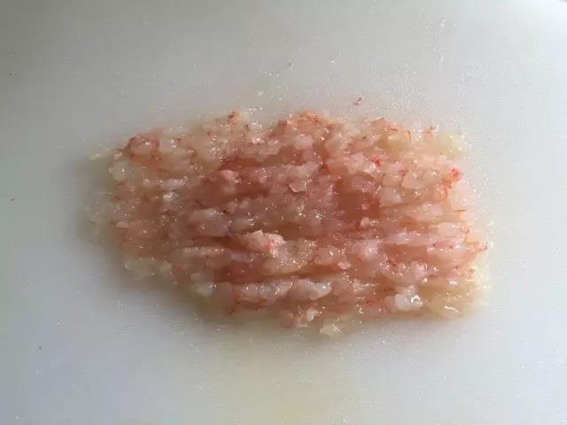 虾仁用刀剁成泥。