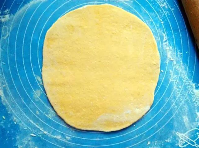 第3步：揉成光滑不黏手的面团，用擀面杖擀成0.5厘米厚圆片。