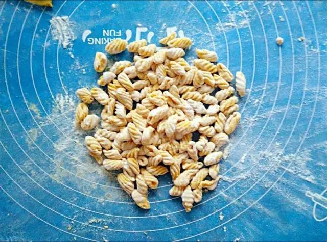 第5步：寿司卷竖放，拿一块面，大拇指往前一压，一个小贝壳就出现了。