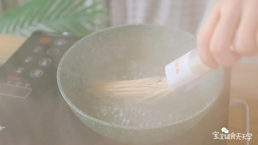 倒入适量的开水，加入宝宝辅食面