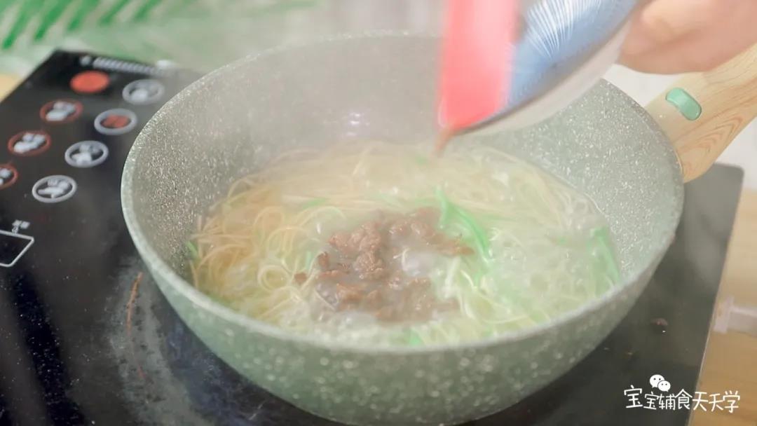 待西葫芦软熟后，加入牛肉粒