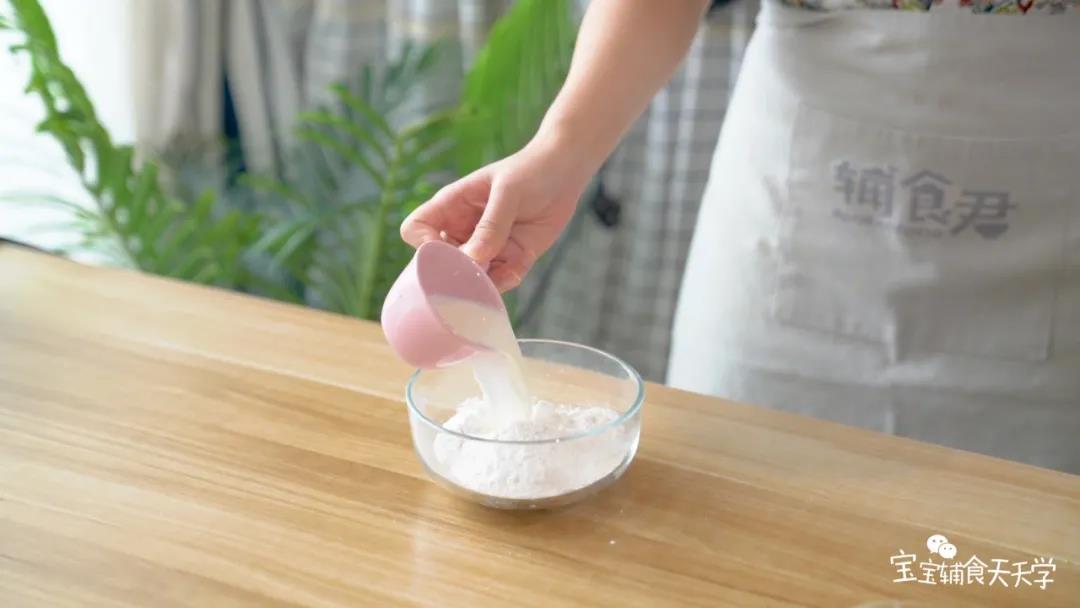 牛奶和50克米糕粉搅拌均匀