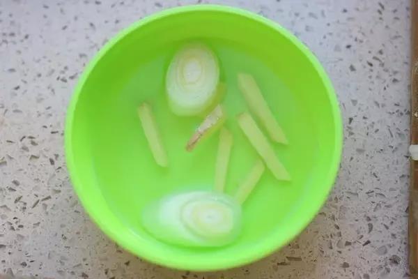 葱姜切片用温水浸泡。