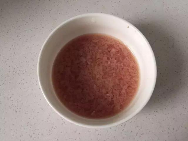 腌好的里脊肉中倒入适量冷水，将肉冲开，搅拌均匀。
