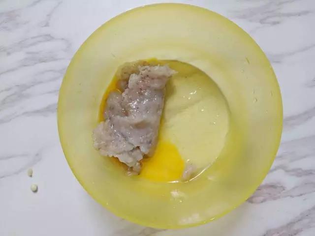 虾仁去虾肠，与秋葵籽混合剁碎，然后与少许蛋液混合搅拌上劲。